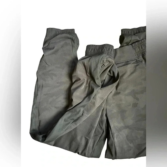 Athleta BROOKLYN LINED CAMO JOGGER Camo Lux Black tapered hem Size 0 - Picture 7 of 15